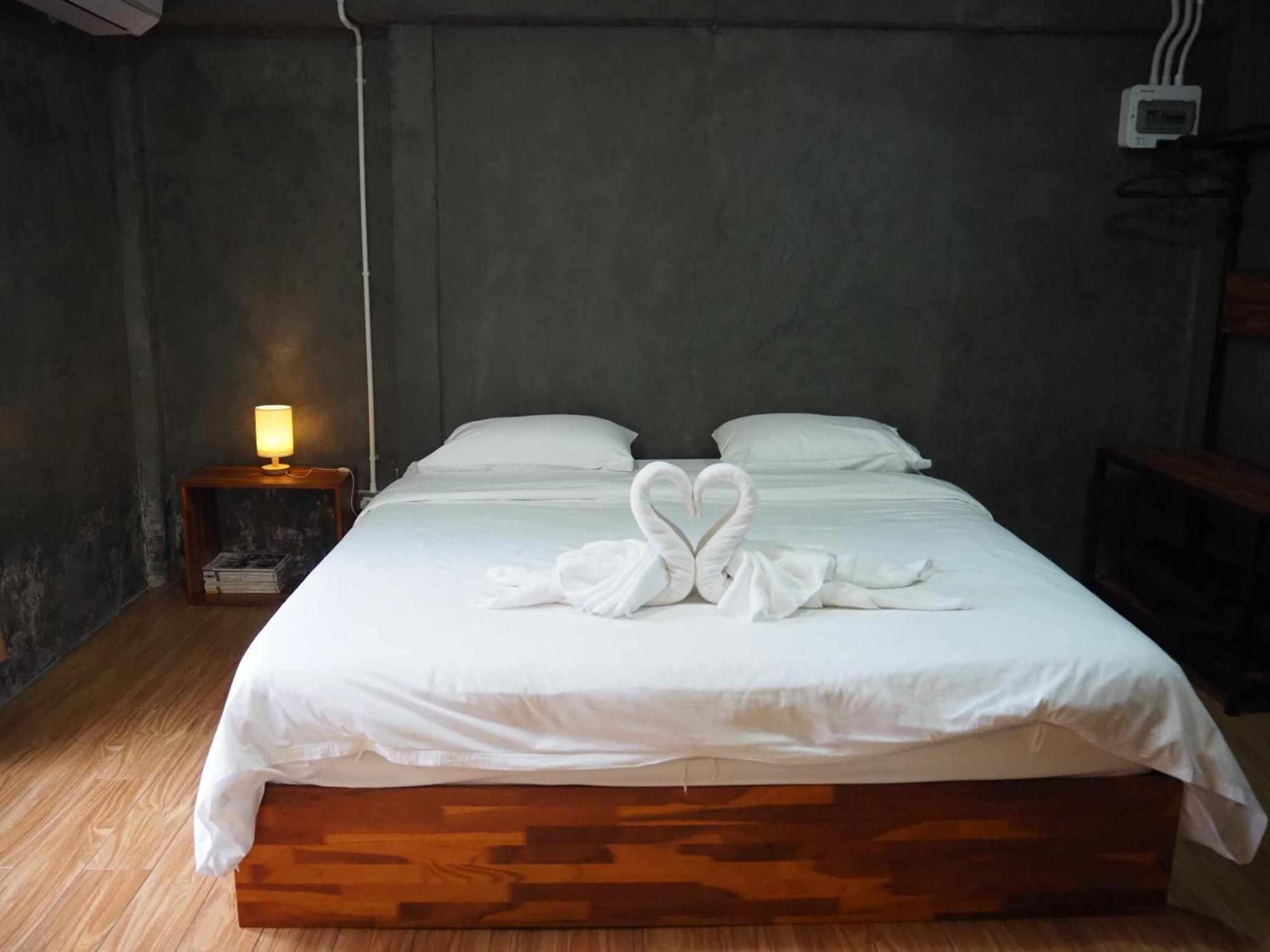 Banmai87 Guest House บ้านไม้87 เกสต์เฮ้าส์ Ayutthaya Bagian luar foto